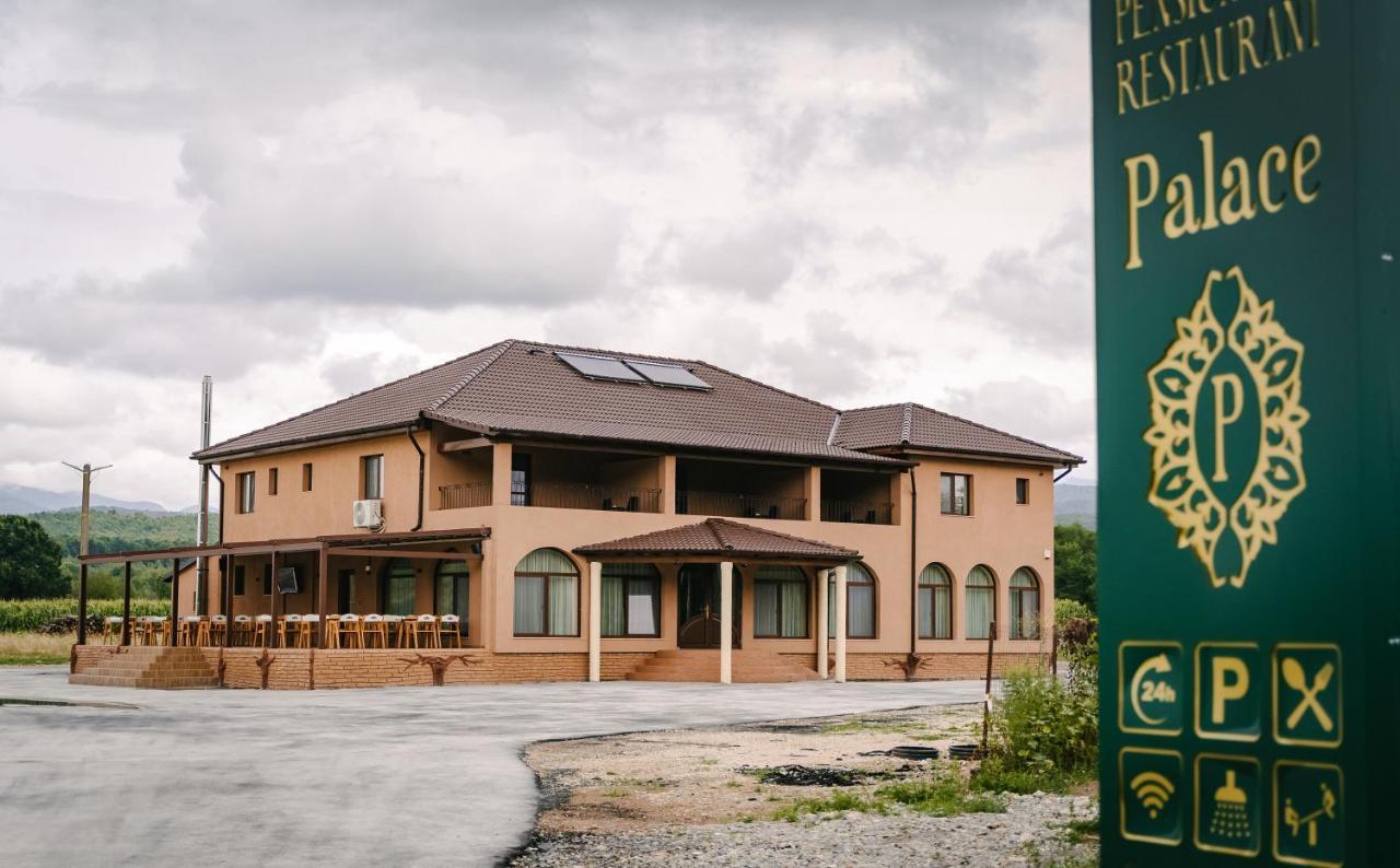 Pensiune-Restaurant Palace Carpinet Екстер'єр фото