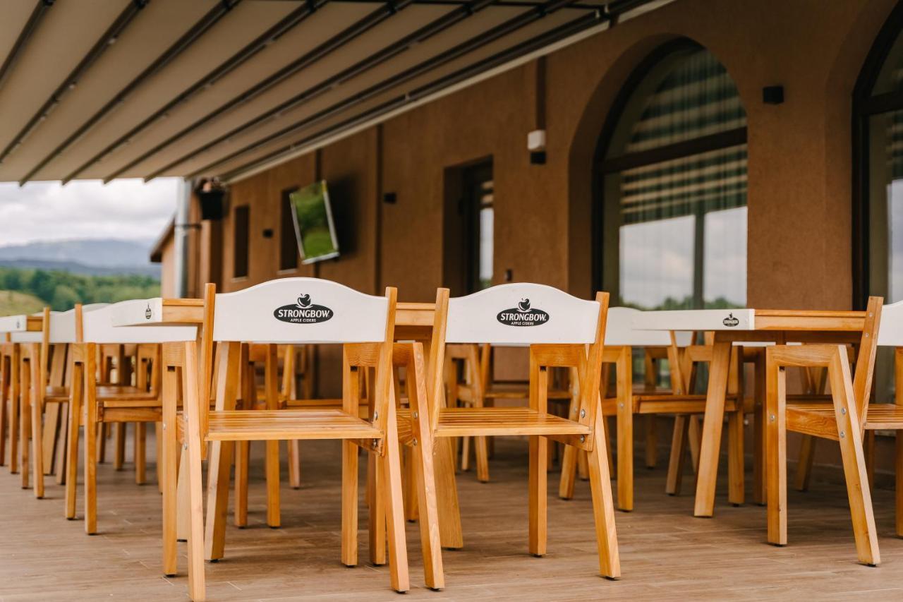Pensiune-Restaurant Palace Carpinet Екстер'єр фото