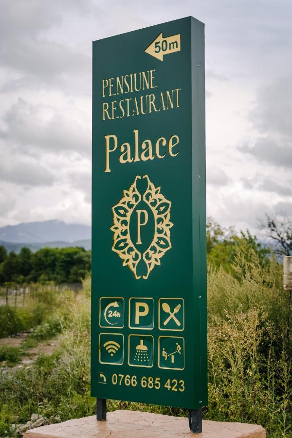 Pensiune-Restaurant Palace Carpinet Екстер'єр фото