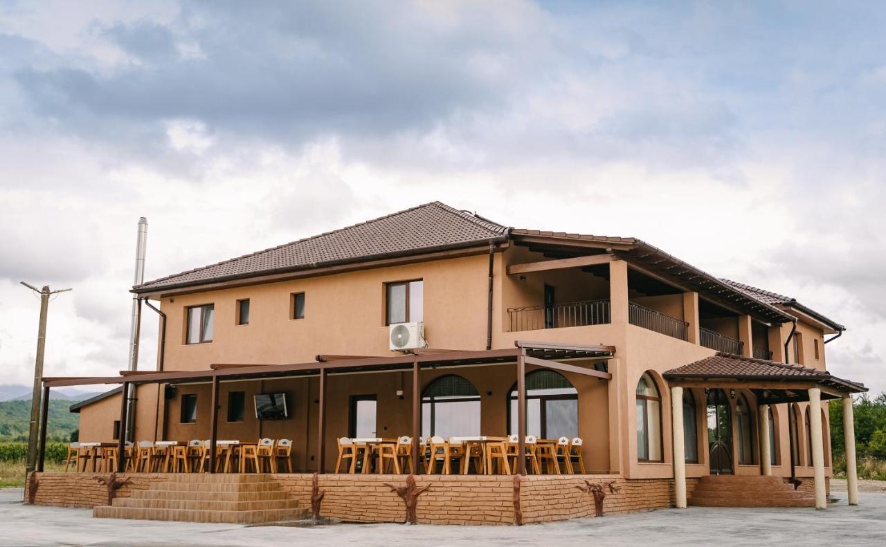 Pensiune-Restaurant Palace Carpinet Екстер'єр фото