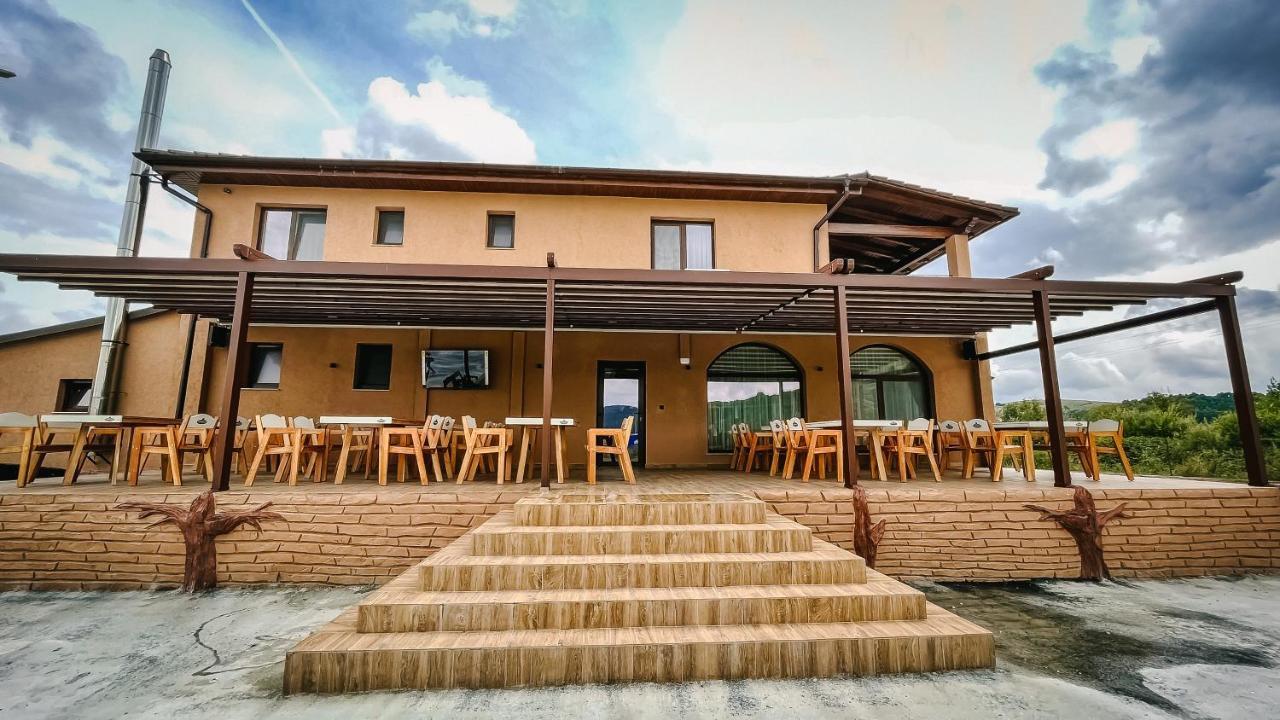 Pensiune-Restaurant Palace Carpinet Екстер'єр фото