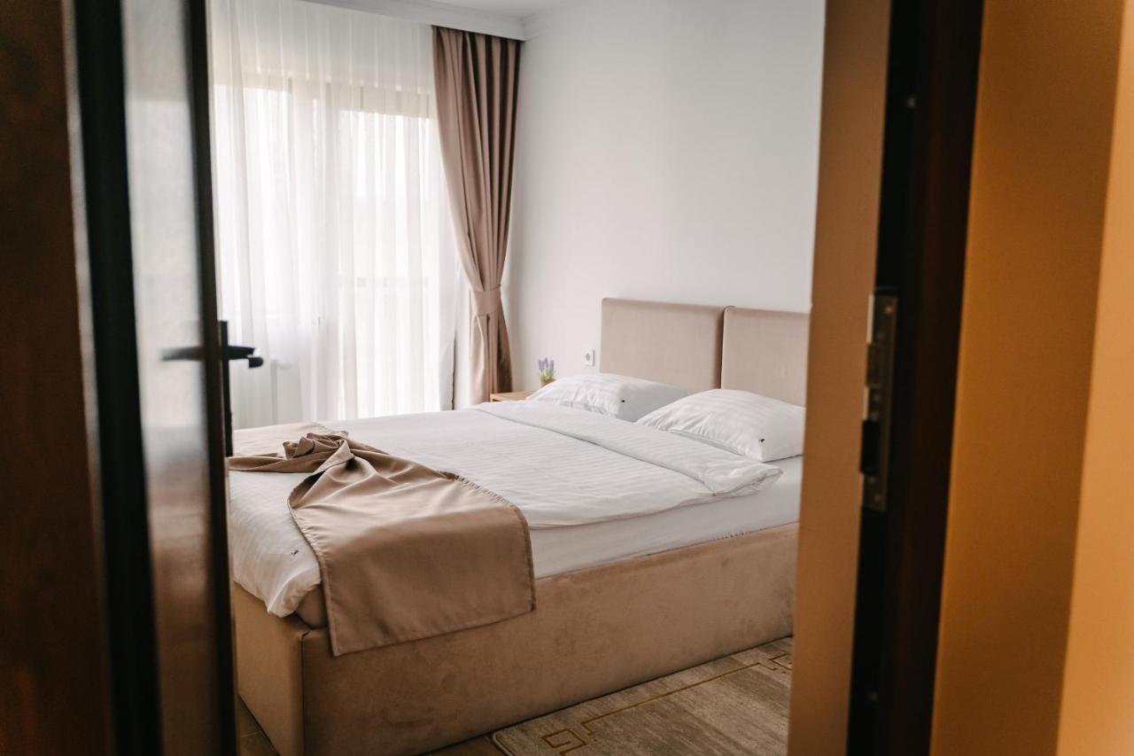 Pensiune-Restaurant Palace Carpinet Екстер'єр фото